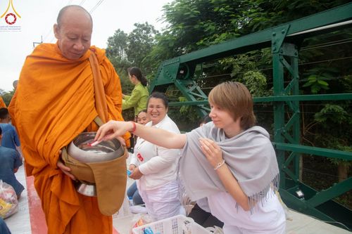 ภาพ No.102014:พิธีตักบาตรพระ 111 รูป ณ สะพานประวัติศาสตร์  อ.ปาย จ.แม่ฮ่องสอน วันอาทิตย์ที่ 10 ธันวาคม พ.ศ. 2566