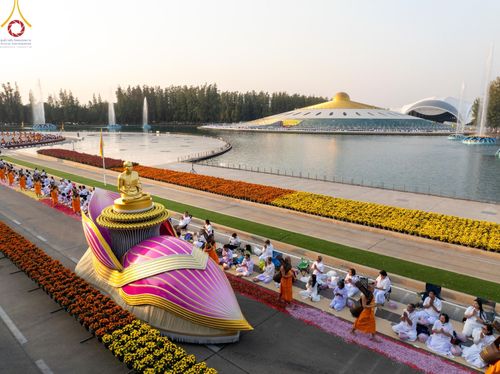 ภาพ No.202007:พิธีต้อนรับพระธรรมยาตรา ณ อนุสรณ์สถานลำดับที่ 7 สถานที่ขยายวิชชาธรรมกาย วัดพระธรรมกาย ต.คลองสาม อ.คลองหลวง จ.ปทุมธานี ในโครงการธรรมยาตรา กตัญญูบูชา มหาปูชนียาจารย์ พระมงคลเทพมุนี(สด จนฺทสโร) พระผู้ปราบมาร อนุสรณ์สถาน 7 แห่ง ปีที่ 13 วันที่ 26 มกราคม 2568