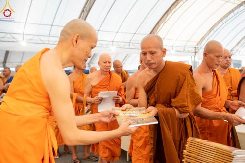 ภาพ No.60313:การต้อนรับพระสังฆาธิการ 10,000 กว่าวัดทั่วประเทศ พิธีมอบปัจจัยช่วยเหลือครู 4 จังหวัดชายแดนภาคใต้ พิธีปฏิบัติธรรม ในวันคุ้มครองโลก วันจันทร์ที่ 22 เมษายน พ.ศ.2567 ณ วัดพระธรรมกาย จ.ปทุมธานี