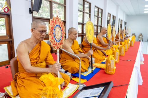 ภาพ No.179593:พิธีเจริญพระพุทธมนต์ พิธีทำบุญตักบาตรถวายพระราชกุศล และพิธีวางพานพุ่มดอกไม้ถวายราชสักการะ  แด่พระบาทสมเด็จพระบรมชนกาธิเบศร มหาภูมิพลอดุลยเดชมหาราช บรมนาถบพิตร เนื่องในวันคล้ายวันพระบรมราชสมภพ วันชาติ และวันพ่อแห่งชาติ วันพฤหัสบดีที่ 5 ธันวาคม พ.ศ. 2567 ณ