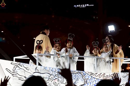 ภาพ No.229554:วันเสาร์ที่ 26 เมษายน พ.ศ. 2568 คณะพระภิกษุสามเณรในโครงการบรรพชาหมู่ 81 รูป  วัดภาวนาโซล ประเทศเกาหลีใต้ ได้ร่วมกับคณะสาธุชนคนไทยในเกาหลีใต้  ร่วมกันเดินขบวนอัญเชิญโคมดอกบัว  เพื่อบูชาแด่องค์สมเด็จพระสัมมาสัมพุทธเจ้า  ในงานเทศกาลวิสาขบูชานานาชาติ ประจำปี