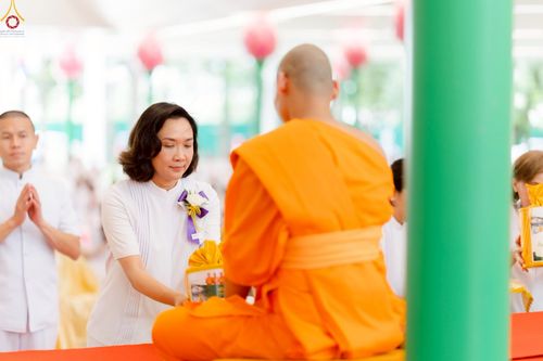 ภาพ No.227696:วันเสาร์ที่ 31 พฤษภาคม พ.ศ.2568 พิธีถวายผ้าไตรแด่สามเณรผู้เข้ารับการอุปสมบท , พิธีอุปสมบทสามเณรเตรียม DCI วัดพระธรรมกาย จ.ปทุมธานี