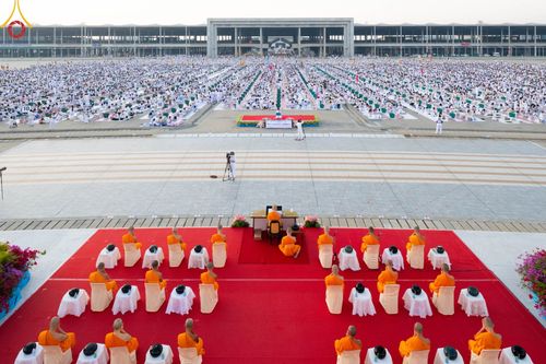 ภาพ No.105241:พิธีตักบาตรฉลองพระบวชใหม่ รุ่นบูชาธรรมมหาปูชนียาจารย์ และต้อนรับศักราชใหม่ วันจันทร์ที่ 1 มกราคม พ.ศ. 2567 ณ ลานธรรมพระมหาธรรมกายเจดีย์ วัดพระธรรมกาย