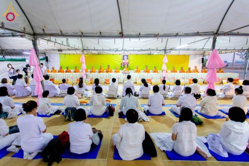 ภาพ No.201800:พิธีถวายภัตตาหารเป็นสังฆทาน แด่พระธรรมยาตรา ณ อนุสรณ์สถานบางปลา วัดบางปลา อำเภอบางเลน จังหวัดนครปฐม ในโครงการธรรมยาตรา กตัญญูบูชา มหาปูชนียาจารย์ พระมงคลเทพมุนี(สด จนฺทสโร) พระผู้ปราบมาร อนุสรณ์สถาน 7 แห่ง ปีที่ 13 วันที่ 26 มกราคม พ.ศ. 2568