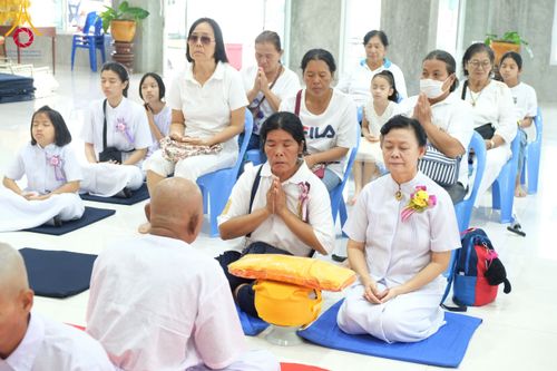 ภาพ No.277925:พิธีตัดปอยผมและปลงผมนาคธรรมทายาท พิธีขอขมาผู้ปกครอง ณ ศูนย์อบรมเยาวชนนครปฐม จ.นครปฐม และพิธีมอบบาตร ผ้าไตร นาคธรรมทายาท พิธีบรรพชา อุปสมบทหมู่ ณ วัดลาดหญ้าไทร จ.นครปฐม