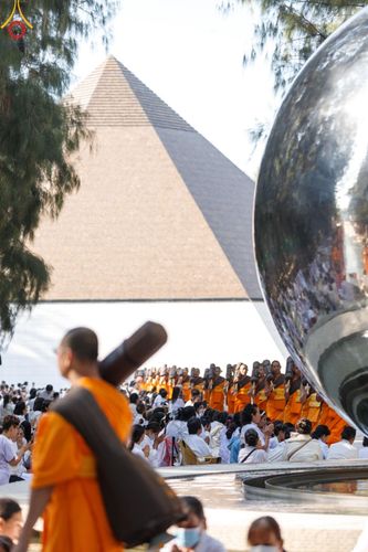 ภาพ No.193254:พิธีต้อนรับพระธรรมยาตรา ณ อนุสรณ์สถาน สถานที่เกิดในเพศสมณะ วัดสองพี่น้อง อำเภอสองพี่น้อง จังหวัดสุพรรณบุรี ในโครงการธรรมยาตรา กตัญญูบูชา มหาปูชนียาจารย์ พระมงคลเทพมุนี(สด จนฺทสโร) พระผู้ปราบมาร อนุสรณ์สถาน 7 แห่ง ปีที่ 13 วันที่ 11 มกราคม พ.ศ. 2568