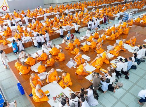 ภาพ No.169763:พิธีถวายภัตตาหารเมนูสวรรค์ "เพื่อการบรรลุธรรม" เนื่องในวันลอยกระทง (ขึ้น 15 ค่ำ เดือน 12) วันศุกร์ที่ 15 พฤศจิกายน พ.ศ. 2567 ณ หอฉันคุณยายอาจารย์ฯ วัดพระธรรมกาย
