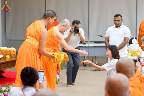 ภาพ No.223034:วันที่ 24 เมษายน พ.ศ. 2568 หลวงพ่อทัตตชีโวต้อนรับคณะสงฆ์ศรีลังกา ณ อาคาร 100 ปี คุณยายมหารัตนอุบาสิกาจันทร์ ขนนกยูง วัดพระธรรมกาย