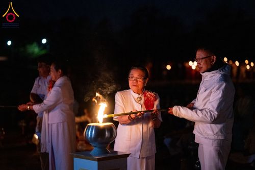 ภาพ No.130618:พิธีจุดโคมประทีปถวายเป็นพุทธบูชา ในโครงการบรรพชา 1,250 รูป ณ มหาวิหารมายาเทวี แดนประสูติ สวนลุมพินี ประเทศเนปาล วันที่ 9 มีนาคม พ.ศ. 2567