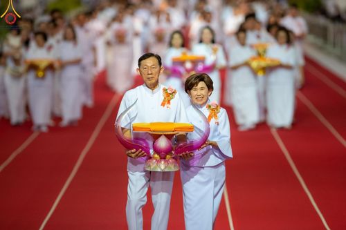 ภาพ No.177965:พิธีทอดผ้าป่าต้นสมบัติจักรพรรดิ ในวันอาทิตย์ที่ 1 ธันวาคม พ.ศ. 2567 ณ สภาธรรมกายสากล วัดพระธรรมกาย