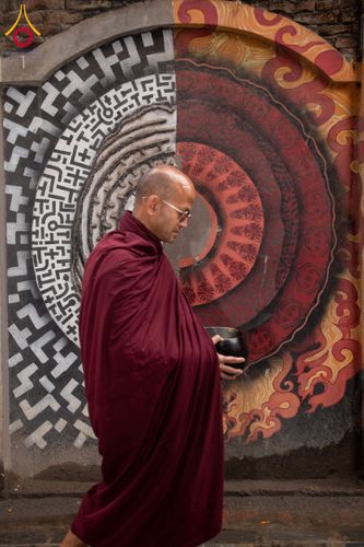ภาพ No.132533:สามเณรเนปาล บิณฑบาต ย่านทาเมล เมืองกาฐมาณฑุ และเมืองปาฏัน ในโครงการบรรพชา 1,250 รูป ประเทศเนปาล วันที่ 20 มีนาคม พ.ศ. 2567
