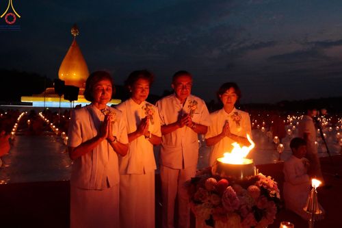 ภาพ No.129602:พิธีจุดประทีป 10,000 ดวง น้อมถวายเป็นพุทธบูชา ณ มหารัตนเจดีย์สิริปทุมสวรรค์ (เจดีย์อริยพุทธะ 5 พระองค์) ศูนย์ปฏิบัติธรรมภาคใต้ อ.บางกล่ำ จ.สงขลา  วันที่ 10 มีนาคม พ.ศ. 2567