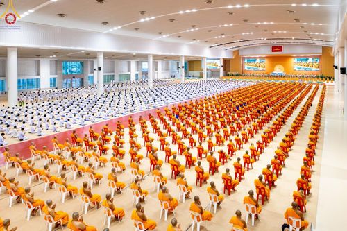 ภาพ No.59224:พิธีเจริญพระพุทธมนต์ ถวายภัตตาหารเป็นสังฆทาน เนื่องในวาระอายุวัฒนมงคล 80 ปี หลวงพ่อธัมมชโย ณ สภาธรรมกายสากล วัดพระธรรมกาย วันพุธที่ 24 เมษายน พ.ศ.2567