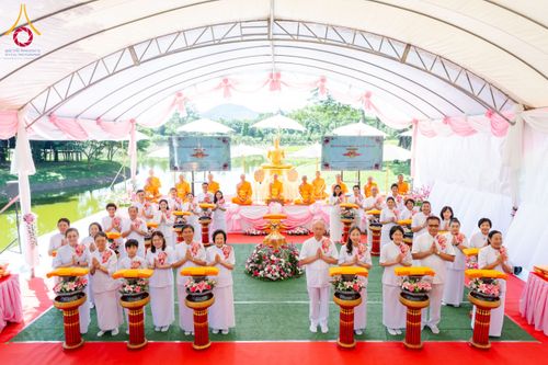 พิธีทอดกฐิน ศูนย์ปฏิบัติธรรมนานาชาติปาย อำเภอปาย จังหวัดแม่ฮ่องสอน พิธีวางดวงแก้ว โปรยรัตนชาติ สถาปนาอาคารปฏิบัติธรรม 80 ปี ครูบาไชยบูลย์ (หลวงพ่อธัมมชโย) วันที่ 27 ตุลาคม พ.ศ. 2567