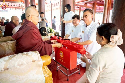 ภาพ No.220099:วันพุธที่ 16 เมษายน พ.ศ. 2568 วัดพระธรรมกายถวายมหาสังฆทาน มอบสิ่งของและทุนทรัพย์กว่า 4 ล้านบาท บรรเทาทุกข์ 181 วัดแผ่นดินไหวเมียนมา
