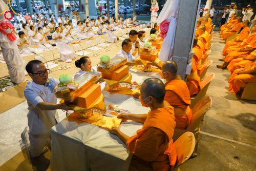 พิธีถวายภัตตาหารเป็นสังฆทาน แด่คณะพระธรรมยาตราฯ ในโครงการธรรมยาตรา กตัญญูบูชา มหาปูชนียาจารย์ พระมงคลเทพมุนี(สด จนฺทสโร) พระผู้ปราบมาร อนุสรณ์สถาน 7 แห่ง ปีที่ 12 วันที่ 14 มกราคม พ.ศ. 2567 ณ อนุสรณ์สถานมหาวิหารพระมงคลเทพมุนี  (โลตัสแลนด์) อ.สองพี่น้อง จ