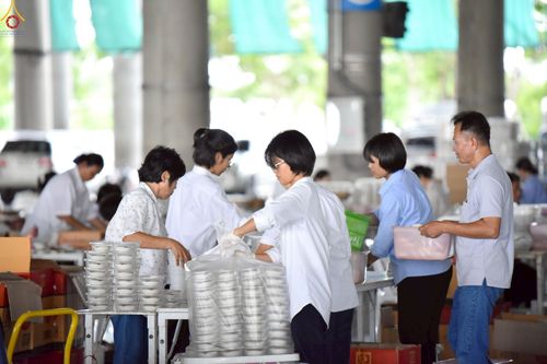 ภาพ No.239979:วันที่ 20-23 สิงหาคม พ.ศ. 2568 การเตรียมงานวันธรรมชัย ใส่ถ่านประทีป LED ที่วิหารคด 7 และ 25 วัดพระธรรมกาย