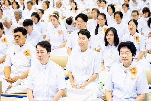 ภาพ No.251250:วันที่ 10 ตุลาคม พ.ศ. 2568 พิธีปฏิบัติธรรม ในวันคล้ายวันเกิด 141 ปี พระมงคลเทพมุนี (สด จนฺทสโร) พระผู้ปราบมาร ณ สภาธรรมกายสากล วัดพระธรรมกาย