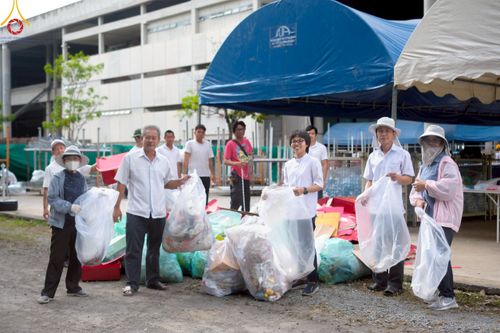 ภาพ No.220461:วันที่ 23-25 เมษายน พ.ศ. 2568 เจ้าหน้าที่และสาธุชนช่วยกัน รับบุญเก็บงานวันคุ้มครองโลก ณ วัดพระธรรมกาย