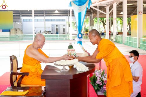 ภาพ No.85005:พิธีเจริญพระพุทธมนต์และพิธีสักการะ รูปเหมือนพระมงคลเทพมุนี (สด จนฺทสโร) ในวันที่ 5 สิงหาคม พ.ศ. 2566 ณ วัดพระธรรมกาย จ.ปทุมธานี เพื่ออัญเชิญประดิษฐาน  ณ วิหารพระมงคลเทพุนี (สด จนฺทสโร) ศูนย์ปฏิบัติธรรมภาคใต้ อ.บางกล่ำ จ.สงขลา