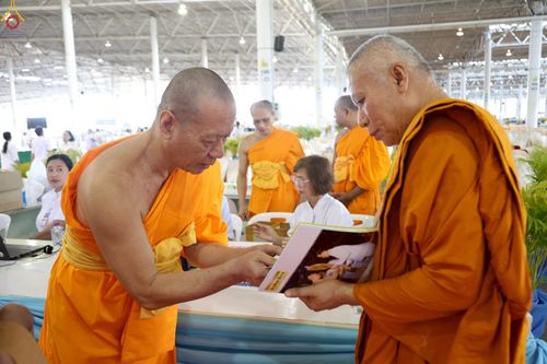 ภาพ No.235930:วันที่ 3 สิงหาคม พ.ศ. 2568 ภาพบรรยากาศ การต้อนรับปฎิสันถาร ของคณะสงฆ์ ในวันสมาธิโลก พิธีถวายมหาสังฆทาน 2,000 กว่าวัด ณ วัดพระธรรมกาย