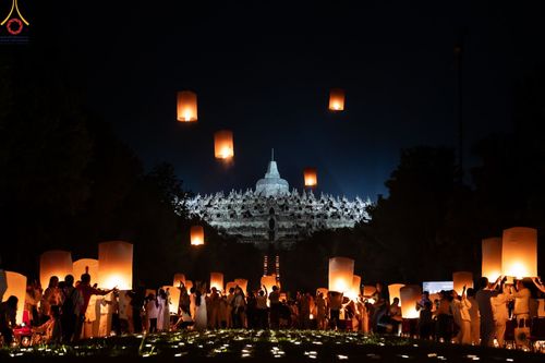 ภาพ No.104208:พิธีจุดประทีป ถวายเป็นพุทธบูชา สามเณรธรรมทายาทชาวอินโดนีเซียกว่า 1,000 รูป ณ มหาเจดีย์บุโรพุทโธ ประเทศอินโดนีเซีย ในวันที่ 23 ธันวาคม พ.ศ. 2566