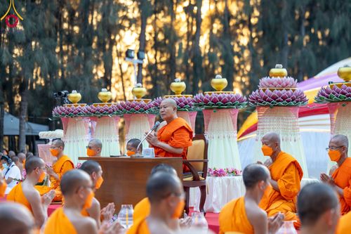 ภาพ No.107113:พิธีจุดประทีปถวายเป็นพุทธบูชา และบูชาธรรมมหาปูชนียาจารย์ ในโครงการธรรมยาตรากตัญญูบูชา มหาปูชนียาจารย์ พระมงคลเทพมุนี(สด จนฺทสโร) พระผู้ปราบมาร  อนุสรณ์สถาน 7 แห่ง ปีที่ 12  วันที่ 6 มกราคม พ.ศ. 2567 ณ อนุสรณ์สถานมหาวิหารพระมงคลเทพมุนี อ.สองพี่น้อง จ.สุพร
