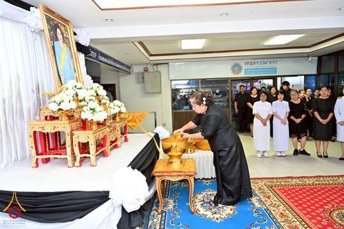 ภาพ No.260887:อำเภอคลองหลวง จัดพิธีสรงน้ำพระบรมศพ สมเด็จพระนางเจ้าสิริกิติ์ พระบรมราชินีนาถ พระบรมราชชนนีพันปีหลวง  ด้วยสำนึกในพระมหากรุณาธิคุณตราบนิจนิรันดร์ วันที่ 26 ตุลาคม พ.ศ. 2568 เวลา 09.30 น. ณ ที่ว่าการอำเภอคลองหลวง จังหวัดปทุมธานี