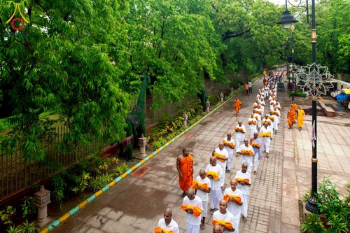 ภาพ No.231039:วันที่ 1 กรกฎาคม พ.ศ. 2568 โครงการบรรพชาสามเณร 300 รูป ถวายเป็นพุทธบูชา  วันอาสาฬหบูชา ณ จุดกำเนิดพระรัตนตรัย  ต้นแหล่งธัมมจักกัปปวัตตนสูตร เมืองพาราณสี  สารนาถ ประเทศอินเดีย