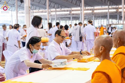 ภาพ No.204285:พิธีถวายภัตตาหารเป็นสังฆทาน แด่พระธรรมยาตรา ณ วัดพระธรรมกาย ตำบลคลองสาม อำเภอคลองหลวง จังหวัดปทุมธานี ในโครงการธรรมยาตรา กตัญญูบูชา มหาปูชนียาจารย์ พระมงคลเทพมุนี(สด จนฺทสโร) พระผู้ปราบมาร อนุสรณ์สถาน 7 แห่ง ปีที่ 13 วันที่ 31 มกราคม พ.ศ. 2568