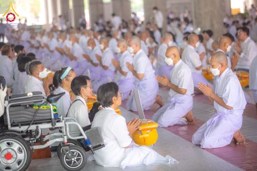 ภาพ No.62727:พิธีขอขมามอบผ้าไตร ในโครงการอุปสมบทหมู่ บูชาธรรมหลวงพ่อธัมมชโย พ.ศ.2567  โครงการอุปสมบทหมู่ธรรมทายาท ระดับอุดมศึกษา รุ่นที่51 (ภาคฤดูร้อน) โครงการบวชพระนานาชาติ AEC และ WAB รุ่นผู้บริหาร(รุ่นที่2) ณ ลานธรรม พระมหาธรรมกายเจดีย์ วันที่ 13 เมษายน พ.ศ. 2567