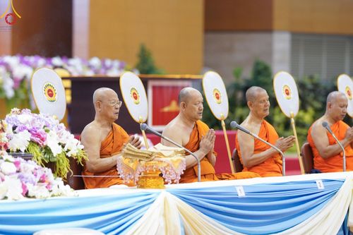 ภาพ No.146086:วันมหารำลึก ครั้งที่ 34 พิธีร่วมรำลึกถึงนักสร้างบารมีที่ล่วงลับไปแล้ว , พิธีสวดพระพุทธมนต์ ณ ห้องแก้วสารพัดนึก 1 วัดพระธรรมกาย วันเสาร์ที่ 27 กรกฎาคม พ.ศ. 2567