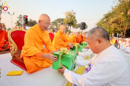 ภาพ No.208650:ตักบาตรพระ 1,743 รูป ครบรอบ 743 ปี นครน่าน ถวายเป็นพุทธบูชา น้อมบุญกุศลอุทิศให้บรรพบุรุษ วันอาทิตย์ ที่ 16 กุมภาพันธ์ พ.ศ. 2568 ณ ถนนคนเดินข่วงเมืองน่าน ต.ในเวียง อ.เมือง จ.น่าน