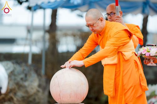 ภาพ No.220880:วันที่ 13 เมษายน พ.ศ. 2568 พิธีโปรยรัตนชาติปฐมเริ่มสถาปนาเจดีย์ และ พิธีเปิดหมู่บ้านปฏิบัติธรรม เพื่อการบรรลุธรรม ณ วัดป่าธรรมกายนานาชาติโทชิหงิ  ประเทศญี่ปุ่น