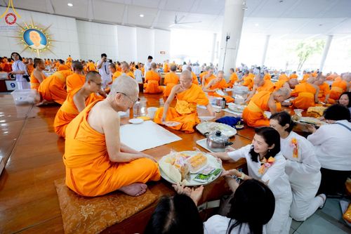 ภาพ No.174640:พิธีถวายภัตตาหารเมนูสวรรค์ เพื่อการบรรลุธรรม ณ หอฉันคุณยายอาจารย์ฯ วัดพระธรรมกาย วันที่ 23 พฤศจิกายน พ.ศ. 2567