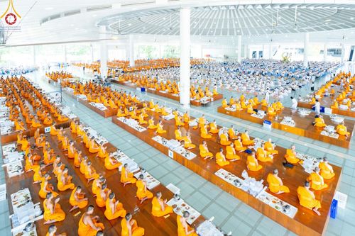 ภาพ No.157666:พิธีถวายภัตตาหารเมนูสวรรค์ ในพรรษาแห่งการเข้าถึงธรรม วันเสาร์ที่ 28 กันยายน พ.ศ. 2567 ณ หอฉันคุณยายอาจารย์ฯ วัดพระธรรมกาย