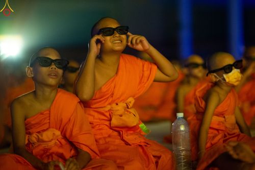 ภาพ No.80656:สามเณรชมนิทรรศการ และสื่อนวัตกรรมพระพุทธศาสนาภาพยนต์ 3 มิติ-จักรวาลนฤมิต ในโครงการบรรพชาสามเณร ฟื้นฟูพระพุทธศาสนาทั่วไทย ประจำปี 2566 ณ วัดพระธรรมกาย จ.ปทุมธานี