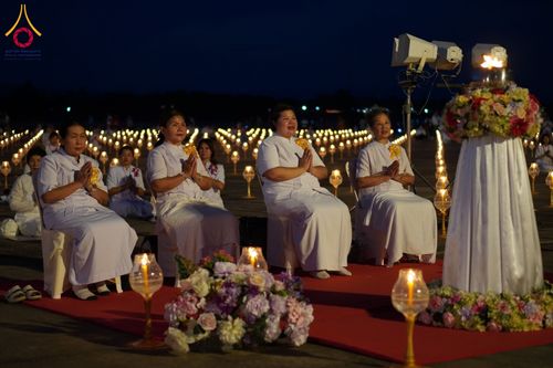 ภาพ No.162268:พิธีจุดประทีปโคมลาน ถวายเป็นพุทธบูชา สร้างความสว่างไสวให้กับแผ่นดินด้วยแสงธรรม วันพฤหัสบดีที่ 17 ตุลาคม พ.ศ. 2567 ณ พุทธอุทยานนานาชาติ จังหวัดหนองคาย