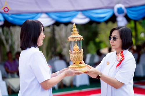 ภาพ No.255467:วันที่ 13 ตุลาคม พ.ศ. 2568 พิธีบรรจุพระบรมสารีริกธาตุ ผูกผ้า 7 สี เพื่อความเป็นสิริมงคล  และ ยกช่อฟ้า ประดิษฐานบนหลังคาอุโบสถวัดทุ่งเจริญธรรม ถวายบูชาธรรม 81 ปี หลวงพ่อธัมมชโย โดยคณะศิษยานุศิษย์ ณ วัดทุ่งเจริญธรรม อ.อมก๋อย จ.เชียงใหม่