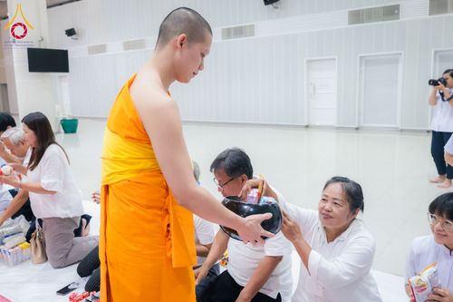 ภาพ No.60772:พิธีตักบาตรพระภิกษุสามเณร ธรรมทายาทระดับอุดมศึกษา วันเสาร์ที่ 20 เมษายน พ.ศ. 2567 ณ ห้องปฎิบัติธรรม ชั้นลอย มหารัตนวิหารคด 13 วัดพระธรรมกาย จ.ปทุมธานี