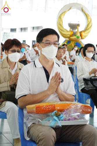 ภาพ No.198058:พิธีถวายภัตตาหารแด่พระภิกษุ สามเณร  บูชาธรรมคุณยายอาจารย์มหารัตนอุบาสิกาจันทร์ ขนนกยูง เนื่องในวาระวันคล้ายวันเกิดครบ 116 ปี วันอาทิตย์ที่ 19 มกราคม พ.ศ. 2568 ณ หอฉันคุณยายอาจารย์ฯ วัดพระธรรมกาย
