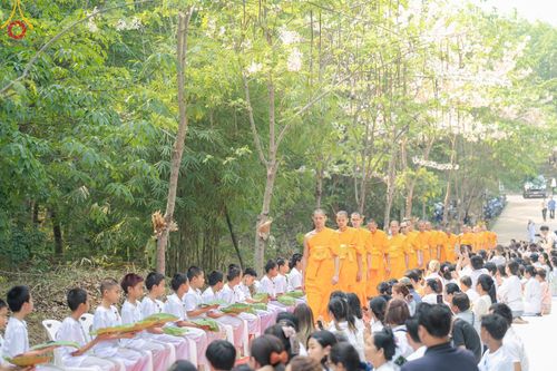 ภาพ No.135046: พิธีบรรพชาสามเณร  พิธีตักบาตรฉลองสามเณรใหม่ วันที่ 1 เมษายน พ.ศ.2567 ในโครงการบรรพชาสามเณรฟื้นฟูพระพุทธศาสนาทั่วไทย ณ ศูนย์ปฏิบัติธรรมแก้วเมืองเลย