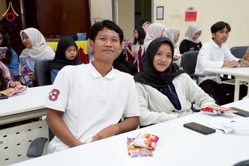 ภาพ No.227516:วันที่ 30 พฤษภาคม พ.ศ. 2568 สันติสุขจากสมาธิ แผ่ไพศาลในแดนอิเหนา : พระสงฆ์ไทยเยือนวิทยาลัยราเดนวิจายา อินโดนีเซีย