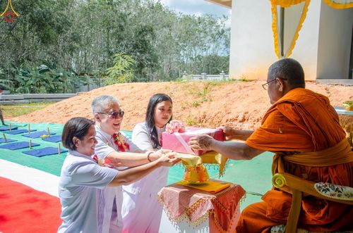 ภาพ No.83097:พิธีทอดผ้าป่าและพิธีตอกเสาเข็มมงคลสถาปนา  กุฏิพระผู้ปราบมาร  พระมงคลเทพมุนี (สด จนฺทสโร)  ณ ศูนย์ปฏิบัติธรรมพัทลุง อ.เขาชัยสน จ.พัทลุง ในวันเสาร์ ที่ 24 มิถุนายน พ.ศ.2566