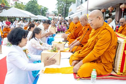 ภาพ No.237056:วันอาทิตย์ที่ 10 สิงหาคม พ.ศ. 2568 มหาสังฆทานครั้งยิ่งใหญ่ ตักบาตรพระ 10,000 รูป ถ.นิพัทธ์อุทิศ 3 ใจกลางนครหาดใหญ่ จ.สงขลา (ชุดที่ 2)