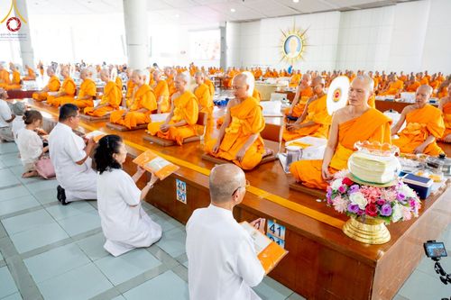 ภาพ No.220694:วันเสาร์ที่ 26 เมษายน พ.ศ.2568 (วันพระ แรม 15 ค่ำ เดือน 5) พิธีถวายภัตตาหารเมนูสวรรค์ "เพื่อการบรรลุธรรม" และ พิธีบุพเปตพลี ครั้งที่ 163 ร่วมอุทิศบุญแด่หมู่ญาติที่ล่วงลับไปแล้ว และสืบทอดอายุพระพุทธศาสนา ณ หอฉันคุณยายอาจารย์ฯ วัดพระธรรมกาย