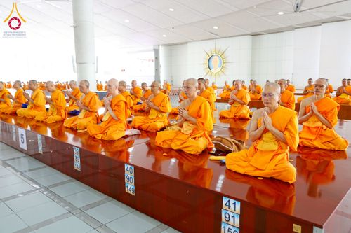 ภาพ No.268302:วันที่ 8 พฤศจิกายน พ.ศ. 2568 พิธีถวายภัตตาหารเมนูสวรรค์ เพื่อการบรรลุธรรม ณ หอฉันคุณยายอาจารย์ฯ วัดพระธรรมกาย