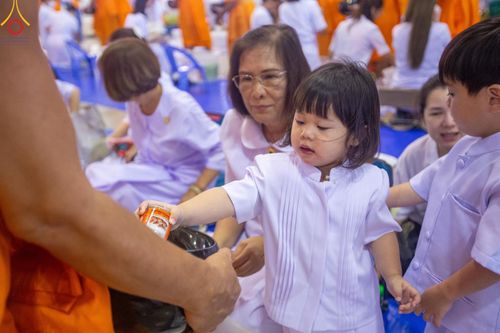 ภาพ No.123015:พิธีตักบาตร และพิธีบูชาข้าวพระ ในวันอาทิตย์ต้นเดือนที่ 4 กุมภาพันธ์ พ.ศ. 2567 ณ วัดพระธรรมกาย จ.ปทุมธานี