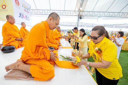 ภาพ No.146439:มหาสังฆทานถวายเป็นพุทธบูชาครั้งยิ่งใหญ่ โครงการทำบุญตักบาตร เพื่อถวายเป็นพระราชกุศล เนื่องในโอกาสมหามงคลเฉลิมพระชนมพรรษา พระบาทสมเด็จพระเจ้าอยู่ห้วฯ ทรงเจริญพระชนมพรรษา 6 รอบ 72 พรรษา
