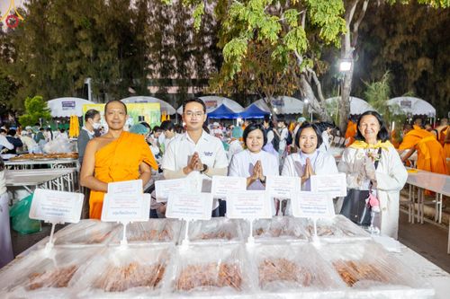 ภาพ No.190462:สาธุชนถวายภัตตาหารเป็นสังฆทาน แด่พระธรรมยาตรา ณ อนุสรณ์สถานมหาวิหารพระมงคลเทพมุนี (โลตัสแลนด์) อ.สองพี่น้อง จ.สุพรรณบุรี ในโครงการธรรมยาตรา กตัญญูบูชา มหาปูชนียาจารย์ พระมงคลเทพมุนี(สด จนฺทสโร) พระผู้ปราบมาร แห่ง ปีที่ 13 วันที่ 7 มกราคม พ.ศ.2568